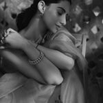 Meenakshi Chaudhary Instagram - Brightening your Sunday for a moment ❣️ 📸 @arifminhaz Styled by @riechamallick Saree @picchika Make up @s_r_studios_ Hair @thrinath_nambara_
