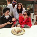 Mona Singh Instagram - Happy anniversary to the most wonderful parents in the world . Love u both mumma papa 💖💓 #daughterlove #parentslove #anniversary