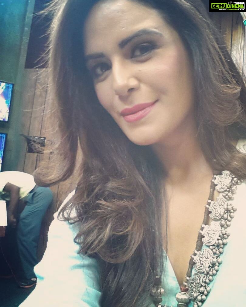 Mona Singh Instagram – The selfies u don’t post are what u really look ...