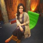Mona Singh Instagram - Amidst all the chaos I managed to pose... #shootdairies #shootmode #indiabanegamanch #colorstv #comingsoon @shadesofindia
