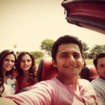 Mona Singh Instagram - let love happen...... #inbetween #shoots #selfie #outdoors #pyarkohojaanedo #love #smile #happypeople