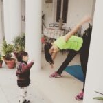 Nikita Dutta Instagram - When you have company for warming up your workout! #BoyOnTheRightPath Janpath