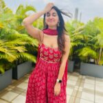 Nikita Dutta Instagram - Ever got your mum to click your pictures? With mine it’s difficult to keep a straight face. 🥴🫠 . . . Outfit: @ease_kv Jewels: @kiara.jewelry Styled by: @kareenparwani Team: @styledbyanuja @suvidhiijainn @Mm_tanisha.jain