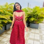 Nikita Dutta Instagram - Ever got your mum to click your pictures? With mine it’s difficult to keep a straight face. 🥴🫠 . . . Outfit: @ease_kv Jewels: @kiara.jewelry Styled by: @kareenparwani Team: @styledbyanuja @suvidhiijainn @Mm_tanisha.jain