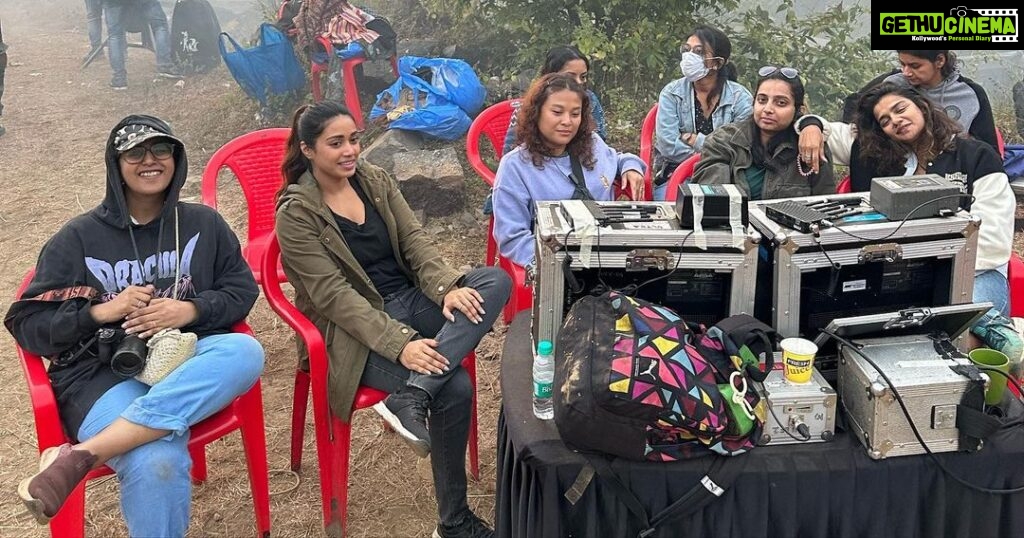 Nivetha Pethuraj Instagram - And that’s after 16+ hours of shoot.. So much love for these women!!!!!!! 🤍