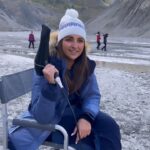 Parineeti Chopra Instagram - My saviour on the #Uunchai shoot. Proud to announce that everyone on set stole my trick.🥶 #ActorSecrets #Hairdryer #Jugaad Nepal