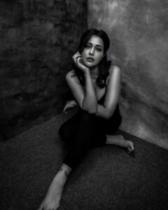 Raiza Wilson Instagram - Sad girl autumn 🍂 
@palaniappansubramanyam 
@ramya_mua 
@basement._studios