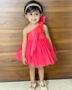 Rucha Hasabnis Instagram - Let me love you a little more,
Before you’re not little anymore💖
.
.
👗- @chopuco 
#letsparty #mybabygirl #mylove #mylife 🧿💖