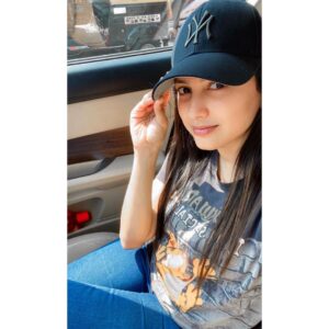 Rucha Hasabnis Instagram - Sunday mood 💁🏻‍♀️
.
.
PS- Thank you @rjagdale for letting me have your *precious* 🧢