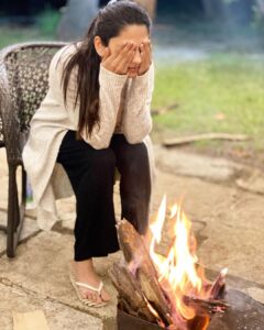 Rucha Hasabnis Instagram - My most favourite thing about winters.
Chilly night. Bonfire. Music. Quality time with your loved ones.
.
.
#winterlove #happiness