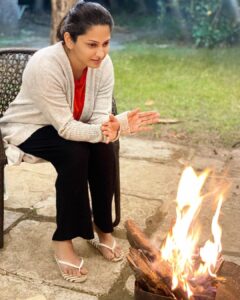 Rucha Hasabnis Instagram - My most favourite thing about winters.
Chilly night. Bonfire. Music. Quality time with your loved ones.
.
.
#winterlove #happiness