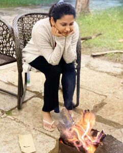 Rucha Hasabnis Instagram - My most favourite thing about winters.
Chilly night. Bonfire. Music. Quality time with your loved ones.
.
.
#winterlove #happiness