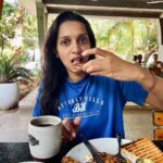 Sanchana Natarajan Instagram - I envy people who look good while eating. How do y’all do it? 🤔 #Stagesoflosingmycool #yourbeautifulmorningsight #takemeforbreakfastandgetlucky😉