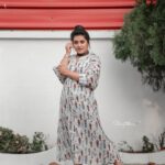 Sarayu Mohan Instagram - Letz be different today! A stylish costume from @cafefashion_by_remya_nair and apt makeover by @meeramax_makeupartist_ followed by easy clicks by @_story_telle__r Thanks to @meeramax_academy