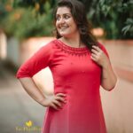 Sarayu Mohan Instagram - @lepapillonkochi5 ‘s Xmas collection 3❤️ Double shade,neck mirror work and beads work! Grab for Xmas! MUA @meeramax_makeupartist_ Shot by @_story_telle__r Thanks to @meeramax_academy