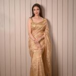 Saumya Tandon Instagram - Feeling like a actress of yesteryears . This song ❤️ Pictures @deepak_das_photography Saree @kadhuwabanaras Stylist @ananyaarora2013 Bangles- @Yuvaanjewels Makeup- @makeitupwithsimmy