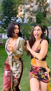 Scarlett Mellish Wilson Instagram - Holly Gone Bolly 🇮🇳💃🏻 Best friends meeting after 4 years!!!! 👯‍♀️😍 🎥 @mainiamita 💖 #reels #reelsinstagram #reelitfeelit #explore #swayxeolechudiyan #sway #k3g #viral #trend #trending #video #challenge #english #hindi #scarlettwilson #laurengottlieb Mumbai, Maharashtra