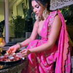 Shama Sikander Instagram - खामोश रह कर अदाओं से मदहोश करती हो तुम्हारी आँखें यह कहती है तुम मुझपर मरती हो . . . #haya #aadayein💘😍❤️ #bollywood #photoshoot #shootdairies #actorslife #shamasikander