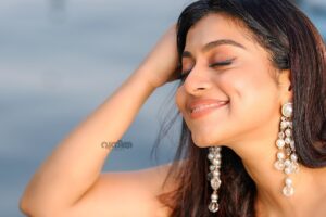 Shruti Ramachandran Instagram - For @vanithamagazine 
Photography: @basilpaulo.in 
Stylist: @pushpamathew28 
Hair and Makeup : @rizwan_themakeupboy 
Edits: @asku_busk 
Shoot assist : @amaldeep99 
Video: Anoop Ashokan
Location: @thewaterfrontgranary