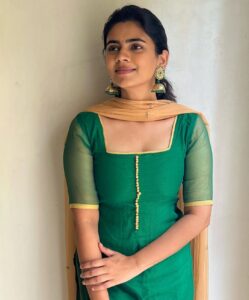 Soundariya Nanjundan Instagram - Free Hair or Ponytail?😉 . 🍃 🍃 🍃 . Outfit- @tina_couture1607 📸- @bhoopalm_official . . . #soundariyananjundan #chennai #kannadiga #soundariya #actress #tamilcinema #model #performer #actor #fashioninspo #tamilnadu #bangalore #cinema #modellife #kollywood #soundarya #soundaryananjundan #modelling #fashion #actorslife #outfitoftheday #ootdfashion #reels #reelsinstagram #photo #photographer #camera #lifestyle #fashionblogger Chennai, India