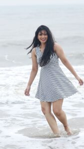 Soundariya Nanjundan Instagram - பெண்ணே பெண்ணே!...🌊 🎶❤️‍🔥- @dhibuninanthomas . 🎥- @bhoopalm_official ✨ . #soundariyananjundan #soundariya #nanjundan #soundarya #soundaryananjundan