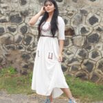 Soundariya Nanjundan Instagram - Beating the summer blues with white🤍 . Footwear 💙- @team_kaalani Outfit🧡- @vogue._.street . . #ootdfashion #casualwear .. . #soundariyananjundan #soundariya #nanjundan #soundarya #soundaryananjundan Home Sweet Home