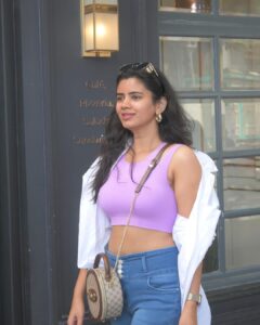 Soundariya Nanjundan Instagram - Bangalore is a very calm and beautiful place and is full of positive energy💜 . #bangalore #churchstreet . . #ootd 🧥 Shirt - @hm Jeans - @instorefashions 💼- @shubajagan Sports crop top - @hm . . 📍- #bangalore . . . . #soundariyananjundan #chennai #kannadiga #soundariya #actress #tamilcinema #model #performer #actor #tamilnadu #bangalore #cinema #modellife #kollywood #soundarya #soundaryananjundan #modelling #fashion #actorslife #outfitoftheday #ootdfashion #reels #reelsinstagram #photo #photographer #camera #lifestyle #fashionblogger Bangalore, India