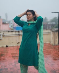 Soundariya Nanjundan Instagram - சிறிய நேர மழையில் மனமும் கூட நனைந்தது 🌧.. . #chennairains . Outfit- @instorefashions 📸- @bhoopalm_official Chennai, India