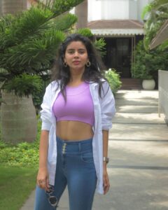 Soundariya Nanjundan Instagram - Bangalore is where my heart
stays💜 #native 🤍
But chennai is where my heart belongs to 💜 okay?🙈
.
#ootd 🧥
Shirt - @hm 
Jeans - @instorefashions 
Sports crop top - @hm 
.
.
📍- #bangalore 
.
.
.
.

#soundariyananjundan #chennai #kannadiga #soundariya #actress #tamilcinema #model #performer #actor  #tamilnadu #bangalore #cinema #modellife #kollywood #soundarya #soundaryananjundan #modelling #fashion #actorslife #outfitoftheday #ootdfashion #reels #reelsinstagram #photo #photographer #camera #lifestyle #fashionblogger