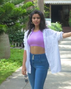 Soundariya Nanjundan Instagram - Bangalore is where my heart
stays💜 #native 🤍
But chennai is where my heart belongs to 💜 okay?🙈
.
#ootd 🧥
Shirt - @hm 
Jeans - @instorefashions 
Sports crop top - @hm 
.
.
📍- #bangalore 
.
.
.
.

#soundariyananjundan #chennai #kannadiga #soundariya #actress #tamilcinema #model #performer #actor  #tamilnadu #bangalore #cinema #modellife #kollywood #soundarya #soundaryananjundan #modelling #fashion #actorslife #outfitoftheday #ootdfashion #reels #reelsinstagram #photo #photographer #camera #lifestyle #fashionblogger