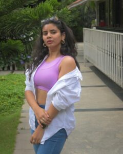 Soundariya Nanjundan Instagram - Bangalore is where my heart
stays💜 #native 🤍
But chennai is where my heart belongs to 💜 okay?🙈
.
#ootd 🧥
Shirt - @hm 
Jeans - @instorefashions 
Sports crop top - @hm 
.
.
📍- #bangalore 
.
.
.
.

#soundariyananjundan #chennai #kannadiga #soundariya #actress #tamilcinema #model #performer #actor  #tamilnadu #bangalore #cinema #modellife #kollywood #soundarya #soundaryananjundan #modelling #fashion #actorslife #outfitoftheday #ootdfashion #reels #reelsinstagram #photo #photographer #camera #lifestyle #fashionblogger