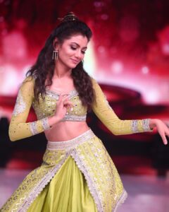 Sriti Jha Instagram - Styled by @iamkenferns Make up by @onherbrush Hair by @vhairforu #jhalakdikhlajaa10