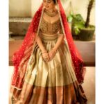 Srushti Dange Instagram - Let us light up lives with hopes and dreams. Happy Diwali 🪔✨💫 Designer -: @nirali_design_house Makeup 💄-: @makeup_by_kez Hairdo by @banu_hairstylist_sareedrapist Jewellery by @challani_jewellery Photography by @camerasenthil Shoot organized by @rrajeshananda