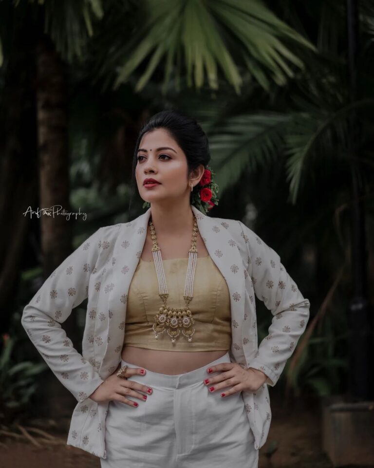 Sshivada Instagram - Happy Onam... ഏവർക്കും ഹൃദയംനിറഞ്ഞ ഓണാശംസകൾ 🌼🌸💮 📸 @arif_ak_photography 💄💅 @aswathivipul 👗 @studio.alamara Jewellery @alameen_fashion_jewels @n_i_b_i_n #happyonam #onamvibes #onamcelebration #photoshoot #onamwithatwist #happyonam