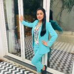 Suhasini Maniratnam Instagram - Wearing another ensemble from @zapelle_custom_clothing for my jaya tv show. Muraliraman our boss in jaya decided I must wear smart suits instead of traditional saree Decided to obey the order. BG Krishnan our dear friend gracefully suggested making custom suits from @zapelle_custom_clothing Roopali from delhi patiently sends me choices and gets them ready in a day or two. The result is this. 👍👍👍👍
