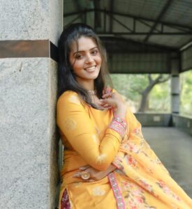 Swathishta Krishnan Instagram - Desi orange 🧡🧡
.
.
.
.
Wearing @_.rubeenavogueofficial._ 
Accessories @fineshinejewels 
Makeover @keerthana_makeupartistry 
Pc @thatmadraskaran