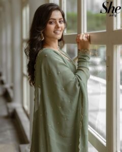 Swathishta Krishnan Instagram - For @she_india (Tamil) 💚
.
.
.
Photography: @stagecraft.photography
& @nanda_srinivas
HMU: @keerthana_makeupartistry
Outfit: @label_afeera
Jewelry: @fineshinejewels
Location courtesy: @crowneplazachn