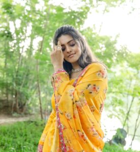 Swathishta Krishnan Instagram - Desi orange 🧡🧡
.
.
.
.
Wearing @_.rubeenavogueofficial._ 
Accessories @fineshinejewels 
Makeover @keerthana_makeupartistry 
Pc @thatmadraskaran