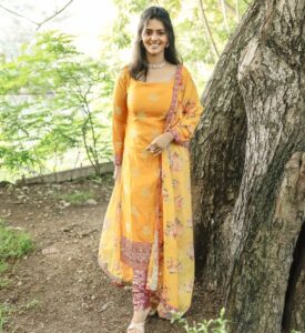 Swathishta Krishnan Instagram - Desi orange 🧡🧡
.
.
.
.
Wearing @_.rubeenavogueofficial._ 
Accessories @fineshinejewels 
Makeover @keerthana_makeupartistry 
Pc @thatmadraskaran