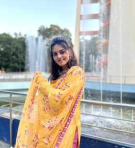 Swathishta Krishnan Instagram - Desi orange 🧡🧡
.
.
.
.
Wearing @_.rubeenavogueofficial._ 
Accessories @fineshinejewels 
Makeover @keerthana_makeupartistry 
Pc @thatmadraskaran
