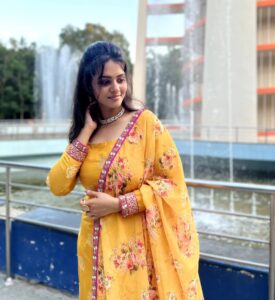 Swathishta Krishnan Instagram - Desi orange 🧡🧡
.
.
.
.
Wearing @_.rubeenavogueofficial._ 
Accessories @fineshinejewels 
Makeover @keerthana_makeupartistry 
Pc @thatmadraskaran