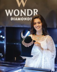 Swathishta Krishnan Instagram - For the launch of 
@wondrdiamonds🤍 truly Kohinoor like brilliance 🤍
.
.
 👗@_.rubeenavogueofficial._ best🤍
💄 @keerthana_makeupartistry luv🤍
📸 @thatmadraskaran fav 🤍