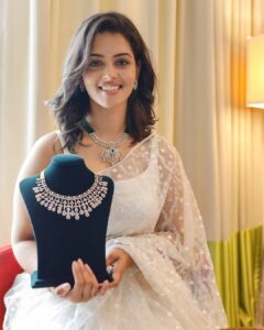 Swathishta Krishnan Instagram - For the launch of 
@wondrdiamonds🤍 truly Kohinoor like brilliance 🤍
.
.
 👗@_.rubeenavogueofficial._ best🤍
💄 @keerthana_makeupartistry luv🤍
📸 @thatmadraskaran fav 🤍
