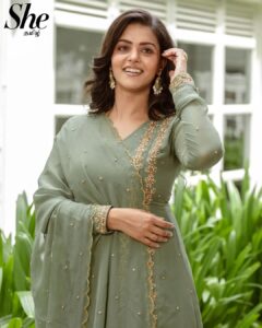 Swathishta Krishnan Instagram - For @she_india (Tamil) 💚
.
.
.
Photography: @stagecraft.photography
& @nanda_srinivas
HMU: @keerthana_makeupartistry
Outfit: @label_afeera
Jewelry: @fineshinejewels
Location courtesy: @crowneplazachn
