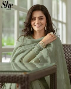 Swathishta Krishnan Instagram - For @she_india (Tamil) 💚
.
.
.
Photography: @stagecraft.photography
& @nanda_srinivas
HMU: @keerthana_makeupartistry
Outfit: @label_afeera
Jewelry: @fineshinejewels
Location courtesy: @crowneplazachn