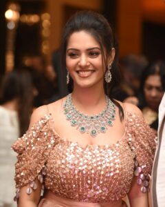 Swathishta Krishnan Instagram - Bling ✨✨✨
.
.
Wearing @_.rubeenavogueofficial._ 
Makeover @keerthana_makeupartistry 
PC @praveentyagarajan @chennaitimestoi