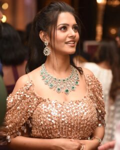 Swathishta Krishnan Instagram - Bling ✨✨✨
.
.
Wearing @_.rubeenavogueofficial._ 
Makeover @keerthana_makeupartistry 
PC @praveentyagarajan @chennaitimestoi