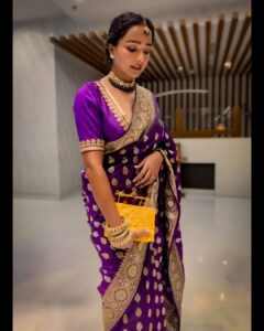 Tuhina Das Instagram - Elegance never goes out of style.

#saree #ethnicwear #tuhinadas

Thank you for the ensemble @colorosoweaves and @duetluxury for the bag.

Thank you @joydeep.roy