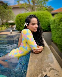 Tuhina Das Instagram - When it's a weekday and you are still thinking about the last vacation! 😂

#vacaymode #poolwear #tuhinadas