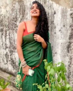 Tuhina Das Instagram - All that I am after is a life full of laughter 🌼

#thoughtoftheday #ethnic #tuhinadas #goodvibes